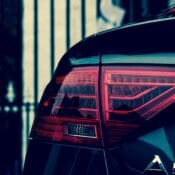 Stražnje svjetlo crnog automobila
