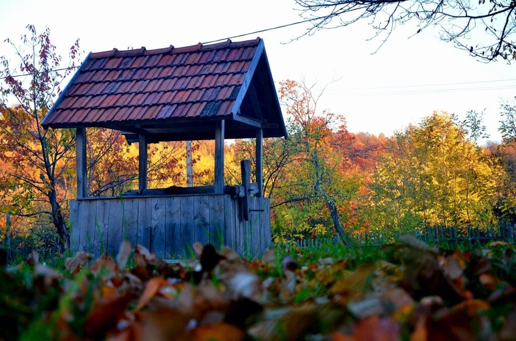 Drveni bunar tijekom jeseni