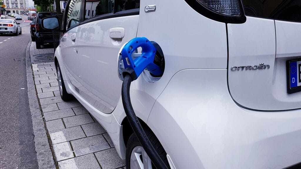 Bijeli električni auto na punjenju