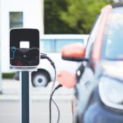 Punjač koji puni električni automobil