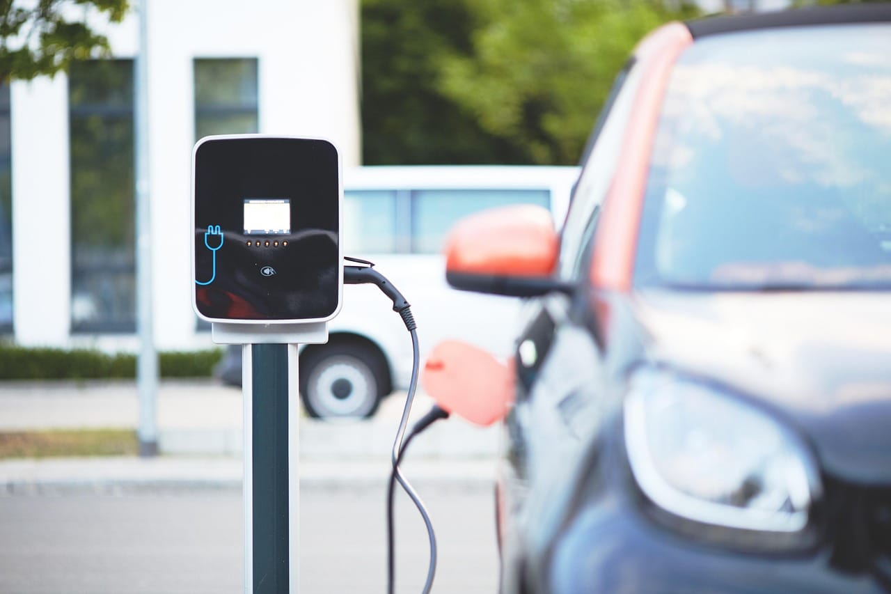 Punjač koji puni električni automobil