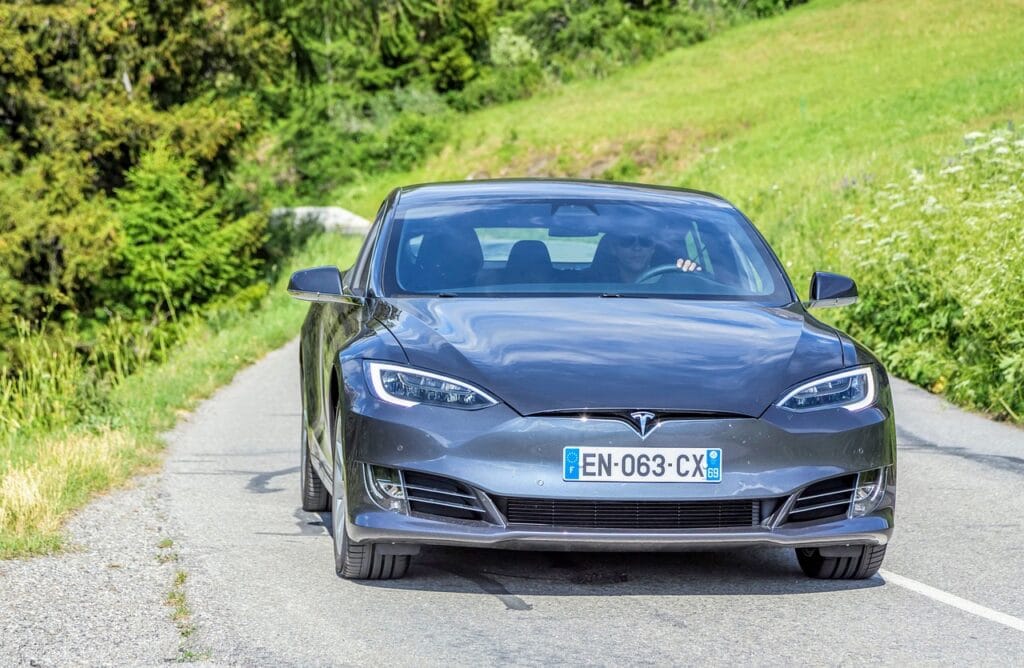 Električni auto u vožnji