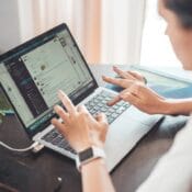 Osoba koja tipka na laptopu