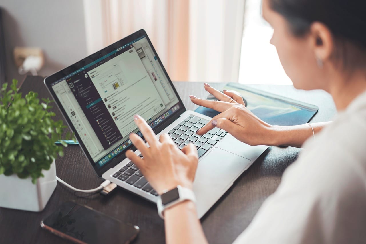 Osoba koja tipka na laptopu