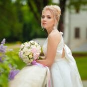 Vjenčana mlada u vjenčanici s buketom